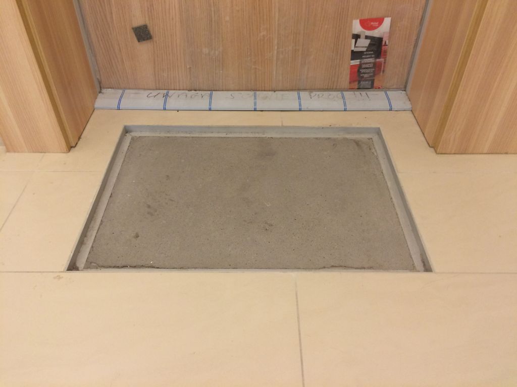 Einlassen vor dem Einbau der Alu-Fußmatte.