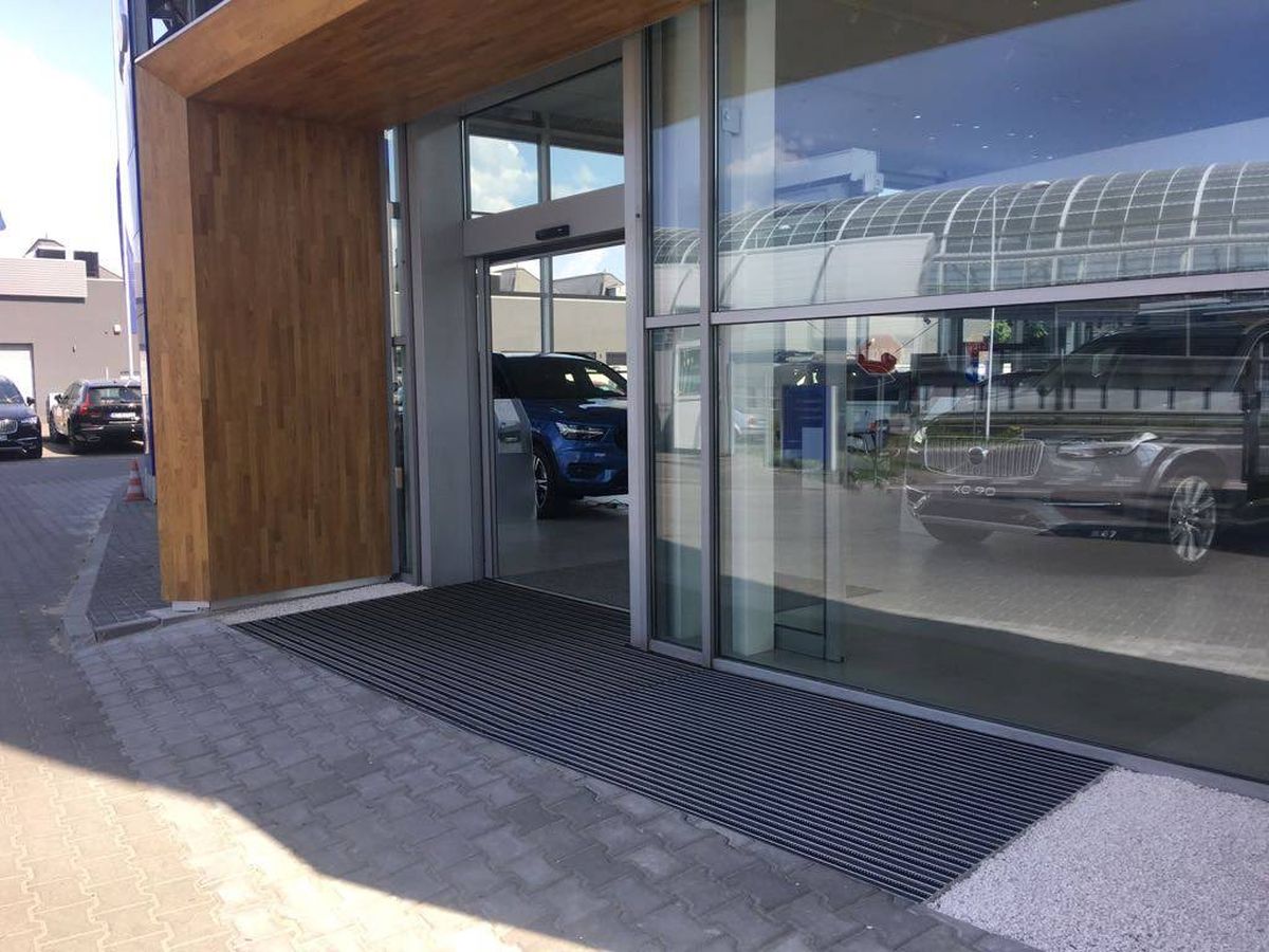 Aluprofilmatte im Autohaus