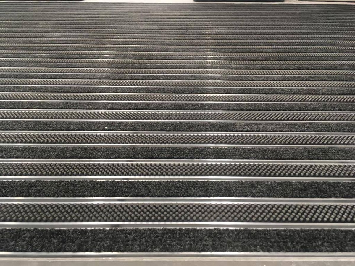 Aluprofilmatte mit grauer Bürste, grauem Rips