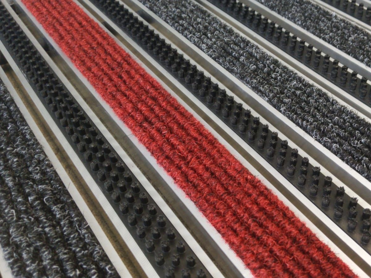 Aluprofilmatte mit schwarzer Bürste und rotem Rips