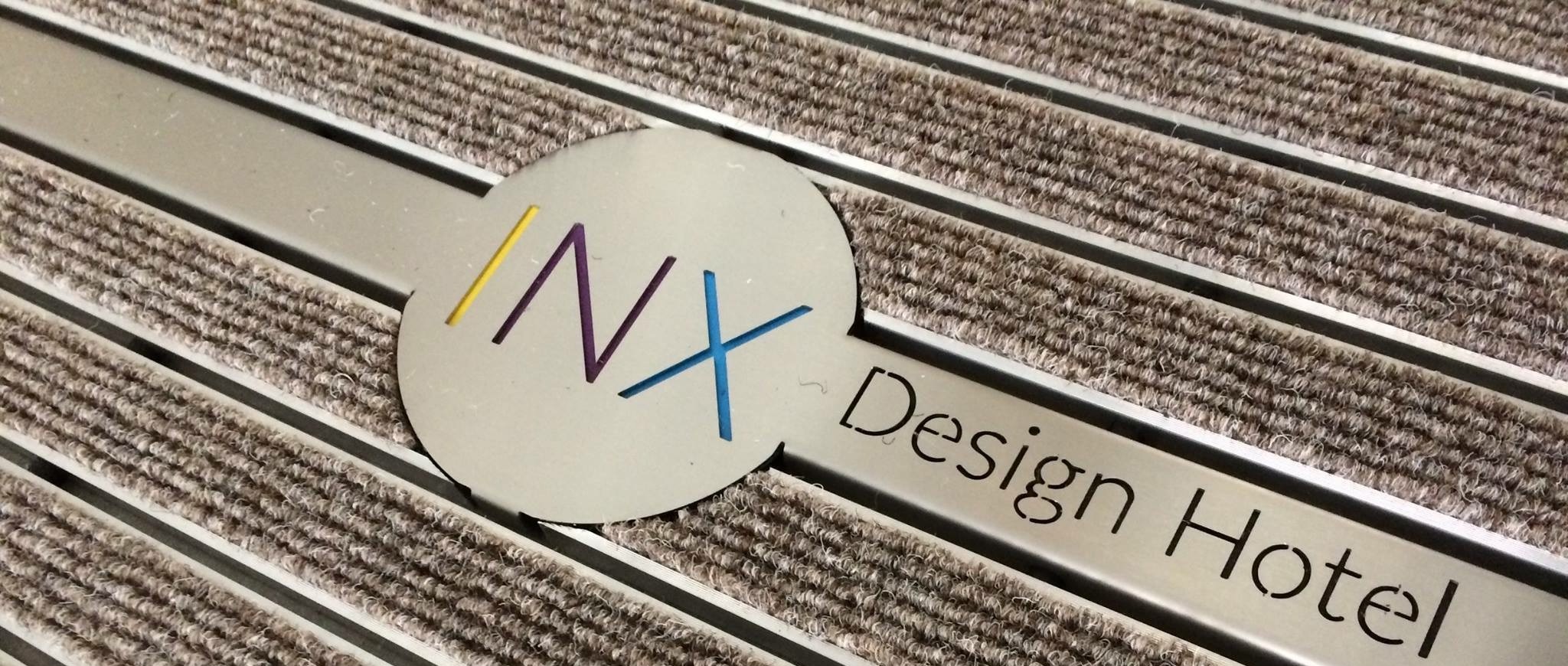 Aluminium profil mit Laser Design in der Eingangsmatte.