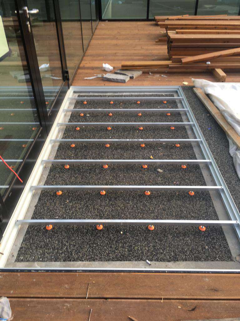 Fussabstreiferkasten fur eine Ripsmatte auf der Terrasse vorbereitet.
