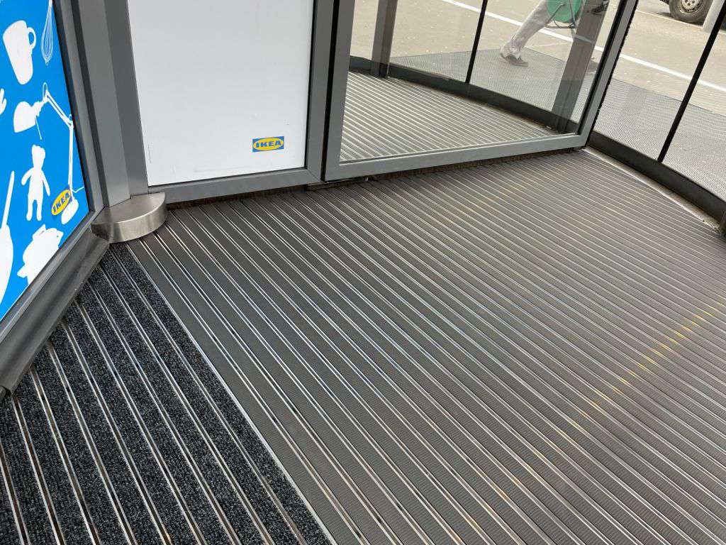 Gebäudeeingänge, die mit Matten ausgestattet sind, reinigen das Schuhwerk von Schlamm, Staub, Feuchtigkeit und Feuchtigkeit.
