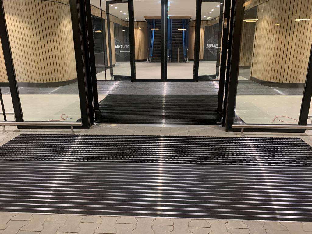 Eingang zum Gebäude, Bodenbeläge am Ende.