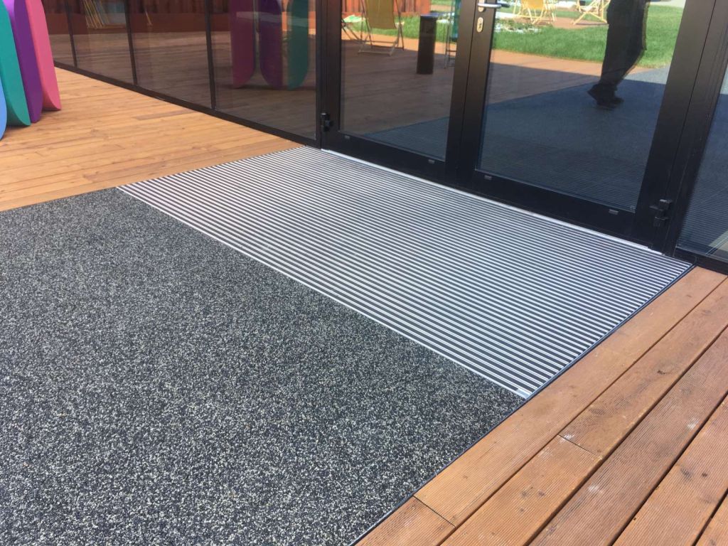 Sauberlaufzone mit Textil- und Aluminium-Matten.