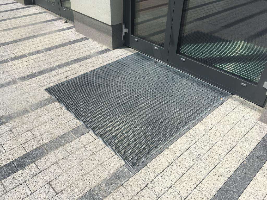 Schuhabstreifer für den Außenbereich mit Rost und Bodenwanne.