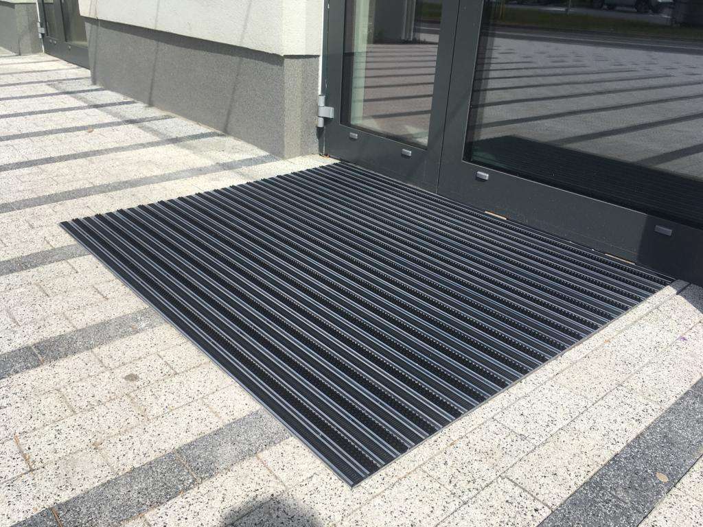 Schuhabstreifer für den Außenbereich mit einer Kombination aus Rips und Bürstenleisten.